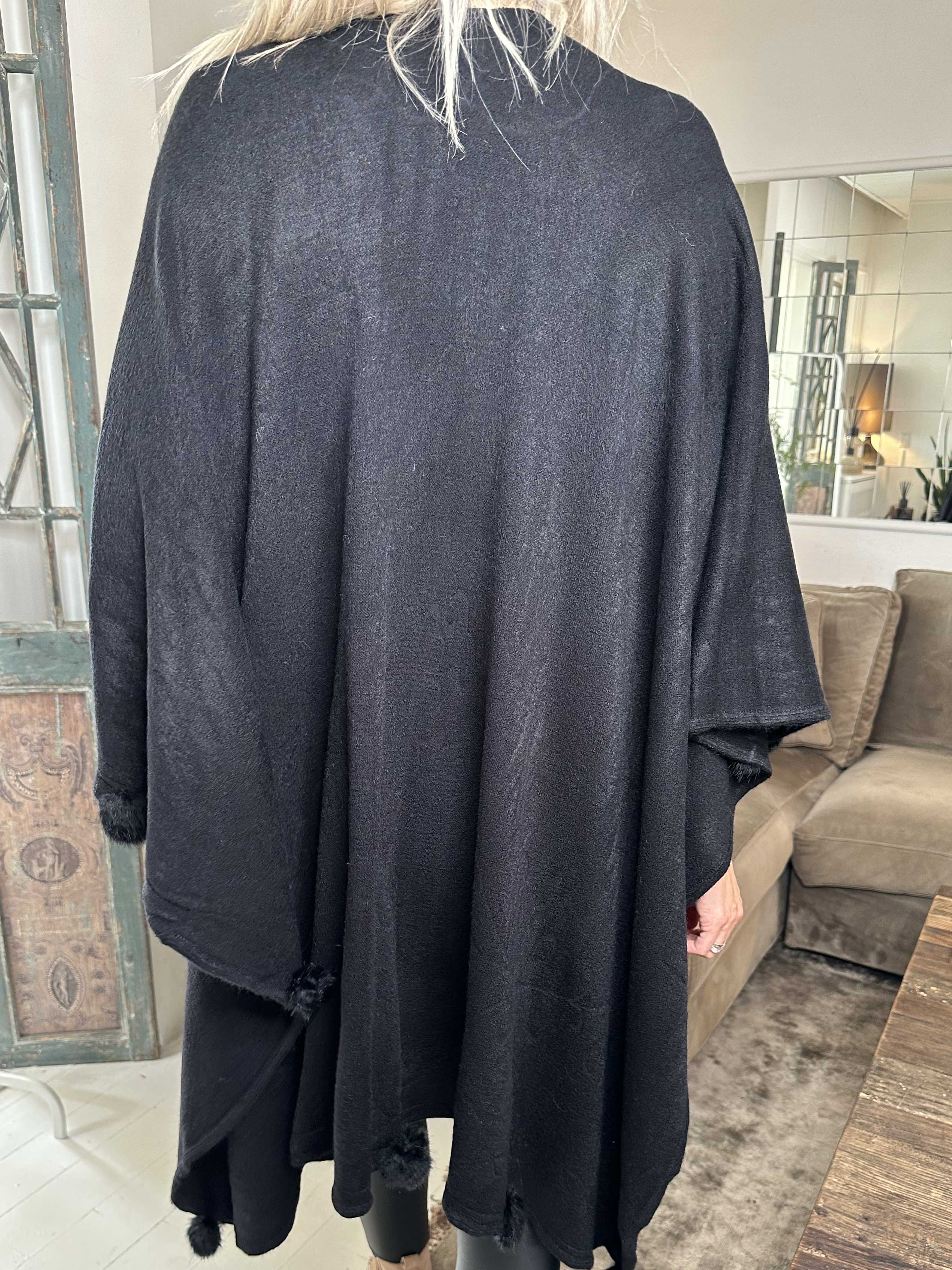 Nila - Lang varm poncho med pomponer